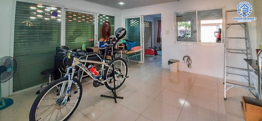 *****บ้านแฝดมือสองย่านกรุงเทพฯ ม.พระปิ่น2 ติดถ.บรมราชชนนี หลังมุม! เนื้อที่กว้างขวางถึง 36 ตร.ว. ฟังก์ชัน 4 ห้องนอน 2 ห้องน้ำ 2 ที่จอดรถ มีร้านค้า 2 ห้องสามารถค้าขายได้ บนทำเลดี เชื่อมต่อถ.พุทธมณฑลสาย2, ถ.กาญจนาภิเษก ใกล้ม.มหิดล และทางด่วน "ศรีรัช"